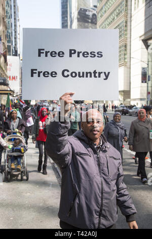4/6/19: Giorni prima il Sudan dittatoriale presidente Omar al-Bashir è stato costretto da ufficio da un colpo di stato militare, Sudanese americani e immigrati dimostrare e marzo alle Nazioni Unite a New York City per avere Bashir dimettersi immediatamente dall'ufficio e avere il ripristino della democrazia i9n Sudan. Foto Stock