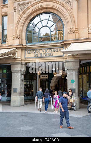 Ingresso al Queen Victoria Building noto anche come QVB su George Street a Sydney, QVB ospita molti negozi e negozi,Sydney , Australia Foto Stock