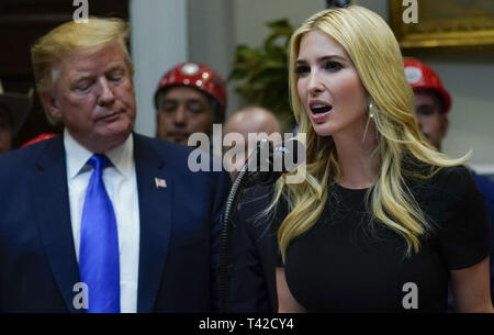 Washington, Distretto di Columbia, Stati Uniti d'America. 25 ott 2018. Prima figlia e consigliere del Presidente Ivanka Trump, destro e offre commento su Stati Uniti 5G deployment, affrontando gli sforzi per stivali rural accesso a internet a banda larga, nella sala Roosevelt alla Casa Bianca di Washington il 12 aprile 2019. Guardando da sinistra è il presidente statunitense Trump.Credit: Leigh Vogel/Piscina via CNP Credito: Leigh Vogel/CNP/ZUMA filo/Alamy Live News Foto Stock