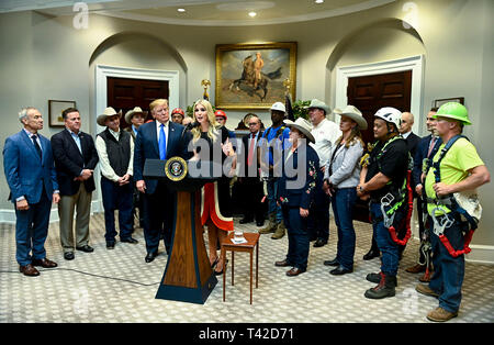 Prima figlia e consigliere del Presidente Ivanka Trump, destro e offre commento su Stati Uniti 5G deployment, affrontando gli sforzi per stivali rural accesso a internet a banda larga, nella sala Roosevelt alla Casa Bianca di Washington il 12 aprile 2019. Guardando da sinistra è il presidente statunitense Trump Credito: Leigh Vogel/Piscina via CNP | Utilizzo di tutto il mondo Foto Stock