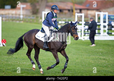 Burnham Market, Norfolk, Regno Unito. Il 12 aprile, 2019. Il quinto posto. Zara Tindall riding Gladstone. GBR. Novizio. Sezione I. Showjumping. A piedi nudi ritiri Burnham Market International Horse Trials. Eventing. Burnham mercato. Norfolk. Regno Unito. GBR. {12}/{04}/{2019}. Credito: Sport In immagini/Alamy Live News Foto Stock