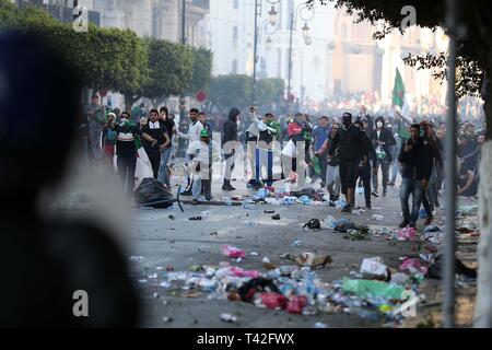 (190413) -- Algeri, 13 aprile 2019 (Xinhua) -- eruttano gli scontri tra manifestanti e anti-sommossa forze durante il mese di marzo a respingere la nomina di Abdelkader Bensalah come presidente ad interim ad Algeri, Algeria, il 12 aprile 2019. Gli algerini il venerdì in scena su larga scala di marche di respingere la nomina di Abdelkader Bensalah come presidente ad interim. Le marche sono state condotte in Algeria, mentre il più grande è stato nella capitale di Algeri dove milioni di persone hanno preso la strada per esigere la partenza dell'attuale presidente ad interim e membri della cura-assunzione cabinet. (Xinhua) Foto Stock