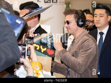 Incheon, Corea del Sud. Xiii Apr, 2019. Attore Jeremy Renner segni per i tifosi al suo arrivo per promuovere il film 'vendicatori: Endgame' all'Aeroporto Internazionale di Incheon Incheon, Corea del Sud il 13 aprile 2019. Il film sarà distribuito in Corea del Sud il 25 aprile. (Xinhua/Lee Sang-ho) Credito: Xinhua/Alamy Live News Foto Stock