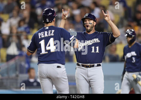 Los Angeles, California, USA. Xii Apr, 2019. Aprile 12, 2019:Milwaukee Brewers terzo baseman Hernan Perez (14) diventa corna da Milwaukee Brewers secondo baseman Mike Moustakas (11) in festa dopo Perez tra durante il gioco tra il Milwaukee Brewers e il Los Angeles Dodgers al Dodger Stadium di Los Angeles, CA. (Foto di Peter Joneleit) Credito: Cal Sport Media/Alamy Live News Foto Stock