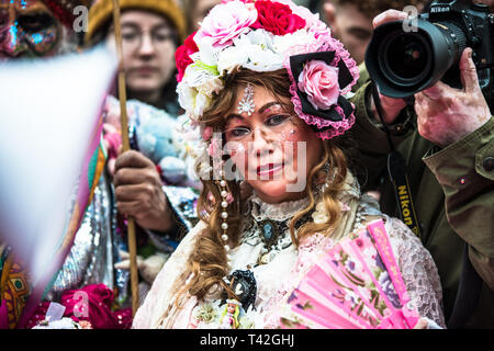 Aprile 12, 2019 - Londra, Londo, Regno Unito - una donna attivista visto la presentazione durante l'evento..L'estinzione della ribellione di moda gruppo di azione è andato a Oxford Circus a un fermo dall'allestimento di un creativo e simbolico chiamato passerella moda: Circo di eccesso. L obiettivo è quello di raccogliere l'allarme circa il ruolo del consumo di moda gioca in alimentando il clima e l'emergenza ecologica. Il settore della moda è impostato a consumare un quarto del mondo€™s bilancio di carbonio dal 2050 nella produzione di capi di abbigliamento. (Credito Immagine: © Brais G. Rouco/SOPA immagini via ZUMA filo) Foto Stock