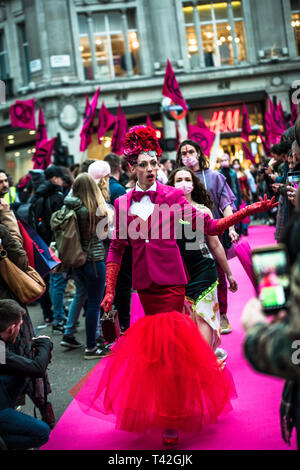 Aprile 12, 2019 - Londra, Londo, Regno Unito - Un attivista uomo visto la presentazione durante l'evento..L'estinzione della ribellione di moda gruppo di azione è andato a Oxford Circus a un fermo dall'allestimento di un creativo e simbolico chiamato passerella moda: Circo di eccesso. L obiettivo è quello di raccogliere l'allarme circa il ruolo del consumo di moda gioca in alimentando il clima e l'emergenza ecologica. Il settore della moda è impostato a consumare un quarto del mondo€™s bilancio di carbonio dal 2050 nella produzione di capi di abbigliamento. (Credito Immagine: © Brais G. Rouco/SOPA immagini via ZUMA filo) Foto Stock