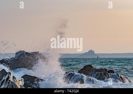 Mousehole, Cornwall, Regno Unito. Xiii Apr, 2019. Regno Unito Meteo. Venti freddi da Est si avvicina a 50 mph stanno iniziando a colpire la costa della Cornovaglia. Credito: Simon Maycock/Alamy Live News Foto Stock