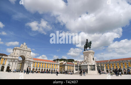 Lisbona, Portogallo. Xi Apr, 2019. Il Praco fare commercio di Lisbona con la statua del re Dom Jose I. (r) e l'Arc de Triomphe all'entrata di Baixa. Credito: Arne Dedert/dpa/Alamy Live News Foto Stock