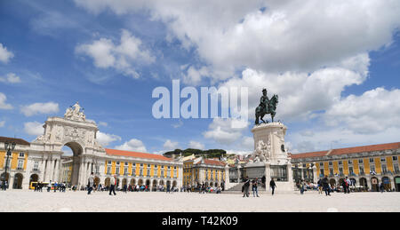 Lisbona, Portogallo. Xi Apr, 2019. Il Praco fare commercio di Lisbona con la statua del re Dom Jose I. (r) e l'Arc de Triomphe all'entrata di Baixa. Credito: Arne Dedert/dpa/Alamy Live News Foto Stock