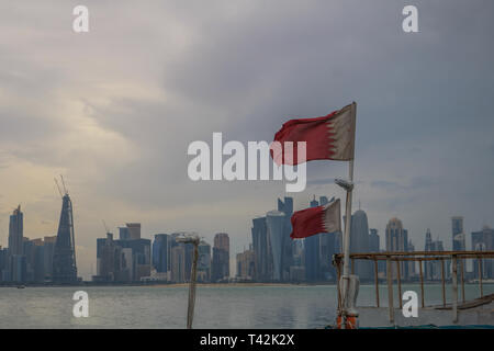 Doha in Qatar. Xiii Apr, 2019. Qatar flutter flags nel vento su un nuvoloso giorno raint a Doha Credito: amer ghazzal/Alamy Live News Foto Stock