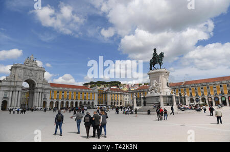 Lisbona, Portogallo. Xi Apr, 2019. Il Praco fare commercio di Lisbona con la statua del re Dom Jose I. (r) e l'Arc de Triomphe all'entrata di Baixa. Credito: Arne Dedert/dpa/Alamy Live News Foto Stock