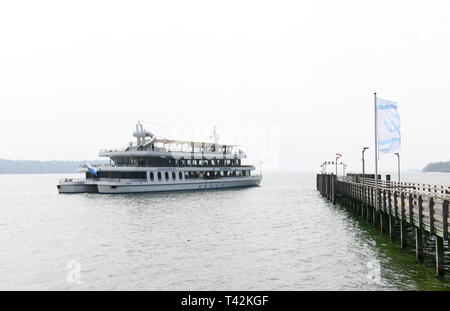 Starnberg, Germania. Xiii Apr, 2019. Un' escursione nave attracca al molo sul Lago di Starnberg. Dopo la pausa invernale, la flotta della Bayerische Seenschifffahrt al Ammersee e Starnberger See ha ripreso le operazioni. Credito: Tobias Hase/dpa/Alamy Live News Foto Stock