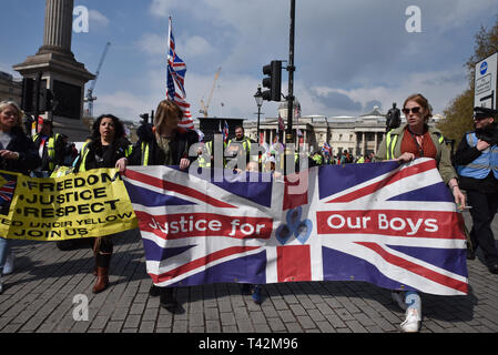 Trafalgar Square, Londra, Regno Unito. Il 13 aprile 2019. Il Regno Unito giubbotti giallo allestimento di un demonstraion contro un certo numero di questioni, compresa la pro Brexit. Credito: Matteo Chattle/Alamy Live News Foto Stock