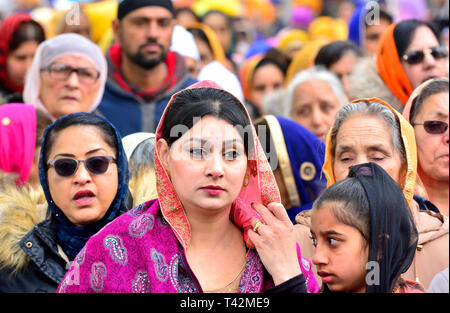 Gravesend, Kent, Regno Unito. Il 13 aprile. Vaisakhi (o Baisakhi / Vaishakhi / Vasakhi) Sikh annuale festival che celebra il Punjabi Anno Nuovo. Gravesend ha una grande comunità sikh risalente agli anni cinquanta. La folla si uniscono in processione dal Guru Nanak Tempio attraverso il centro della città Credito: PjrFoto/Alamy Live News Foto Stock