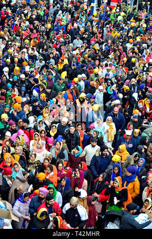 Gravesend, Kent, Regno Unito. Il 13 aprile. Vaisakhi (o Baisakhi / Vaishakhi / Vasakhi) Sikh annuale festival che celebra il Punjabi Anno Nuovo. Gravesend ha una grande comunità sikh risalente agli anni cinquanta. La folla si uniscono in processione dal Guru Nanak Tempio attraverso il centro della città Credito: PjrFoto/Alamy Live News Foto Stock