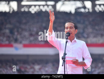 Jakarta, DKI JAKARTA, Indonesia. Xiii Apr, 2019. Incombono indonesiano candidato presidenziale di Joko Widodo visto parlando durante il rally in Giacarta allo stadio principale.dell Indonesia elezioni generali di vaiolatura presidente uscente Joko Widodo contro Prabowo che egli ha sconfitto nelle ultime elezioni. Credito: Agung Fatma Putra SOPA/images/ZUMA filo/Alamy Live News Credito: ZUMA Press, Inc./Alamy Live News Foto Stock