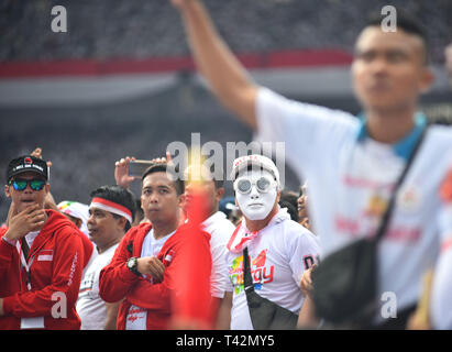 Jakarta, DKI Jakarta, Indonesia. Xiii Apr, 2019. I sostenitori del incumbent indonesiano candidato presidenziale di Joko Widodo visto che frequentano a Giacarta allo stadio principale durante il rally.dell Indonesia elezioni generali di vaiolatura presidente uscente Joko Widodo contro Prabowo che egli ha sconfitto nelle ultime elezioni. Credito: Agung Fatma Putra SOPA/images/ZUMA filo/Alamy Live News Credito: ZUMA Press, Inc./Alamy Live News Foto Stock