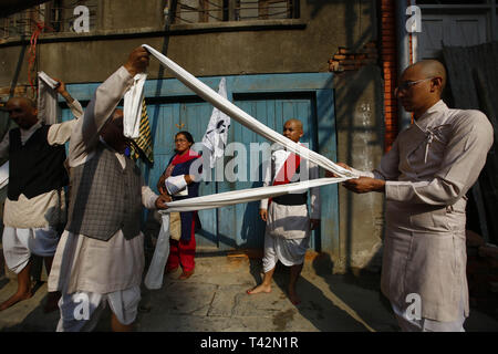 Kathmandu, Nepal. Xiii Apr, 2019. I sacerdoti preparatevi all'interno di un Tempio durante il Seto Machindranath chariot parade festival a Kathmandu, Nepal, sabato 13 aprile, 2019. Credito: Skanda Gautam/ZUMA filo/Alamy Live News Foto Stock