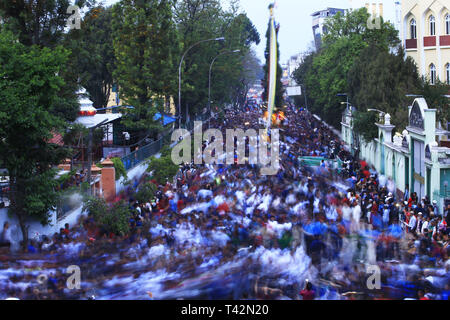 Kathmandu, Nepal. Xiii Apr, 2019. I devoti tirare un carro di divinità Seto Machindranath sfilando in giro per la città durante il festival chariot a Kathmandu, Nepal, sabato 13 aprile, 2019. Credito: Skanda Gautam/ZUMA filo/Alamy Live News Foto Stock