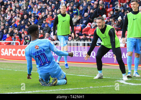 SUNDERLAND, Inghilterra. 13 aprile Coventry City's Jordy Hiwula punteggio celebra il suo lato del terzo obiettivo durante la scommessa del Cielo lega 1 corrispondenza tra Sunderland e Coventry City presso lo stadio di luce, Sunderland sabato 13 aprile 2019. (Credit: Steven Hadlow | MI News) solo uso editoriale, è richiesta una licenza per uso commerciale. Nessun uso in scommesse, giochi o un singolo giocatore/club/league pubblicazioni. La fotografia può essere utilizzata solo per il giornale e/o rivista scopi editoriali. Non possono essere utilizzate per pubblicazioni riguardanti 1 player, 1 club o 1 concorrenza senza autorizzazione scritta da parte di calcio Foto Stock