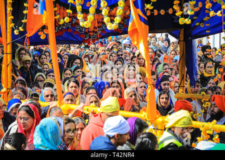 Gravesend, Kent, Regno Unito, 13 aprile 2019. Migliaia di spettatori e visitatori religiosi lungo le strade di Gravesend nel Kent per guardare e partecipare all'annuale Vaisakhi processione. Vaisakhi è celebrato dalla comunità sikh di tutto il mondo. Foto Stock