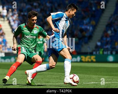 Barcellona, Spagna. Xiii Apr, 2019. RCD Espanyol di Wu Lei (R) compete con l'Alaves Ximo Navarro durante un campionato spagnolo match tra RCD Espanyol e Alaves a Barcellona, Spagna, il 13 aprile 2019. Credito: Joan Gosa/Xinhua/Alamy Live News Foto Stock