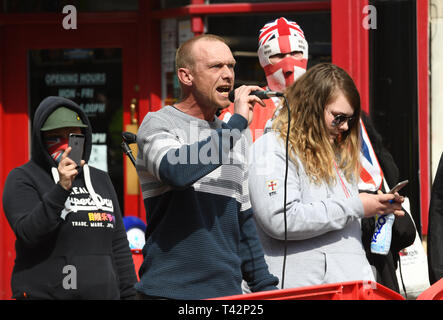 Wellington, Telford, Shropshire, Regno Unito, 13 aprile 2019. Protestatore della Lega della difesa inglese che parla a Wellington, nello Shropshire. La marcia dell'EDL è stata riorganizzata a causa dell'attacco terroristico neozelandese degli ultimi mesi. Foto di DAVID BAGNALL Foto Stock