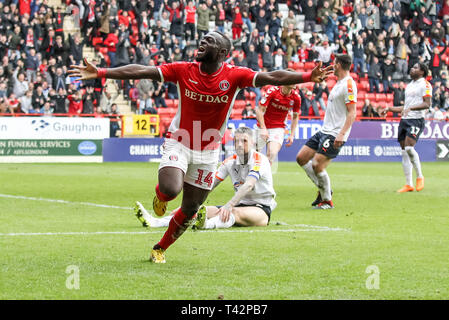 La Valle di Londra, Inghilterra. Il 13 aprile 2019. Igor Vetokele di Charlton Athletic punteggi per renderlo 2-1 e celebra durante il cielo EFL scommettere League 1 match tra Charlton Athletic e il centro di Luton a valle, Londra, Inghilterra il 13 aprile 2019. Foto di Ken scintille. Solo uso editoriale, è richiesta una licenza per uso commerciale. Nessun uso in scommesse, giochi o un singolo giocatore/club/league pubblicazioni. Foto Stock