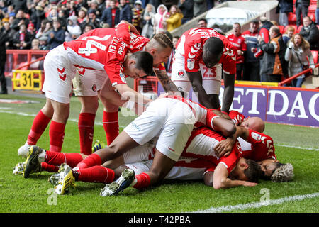 La Valle di Londra, Inghilterra. Il 13 aprile 2019. Igor Vetokele di Charlton Athletic punteggi per renderlo 2-1 e celebra durante il cielo EFL scommettere League 1 match tra Charlton Athletic e il centro di Luton a valle, Londra, Inghilterra il 13 aprile 2019. Foto di Ken scintille. Solo uso editoriale, è richiesta una licenza per uso commerciale. Nessun uso in scommesse, giochi o un singolo giocatore/club/league pubblicazioni. Foto Stock