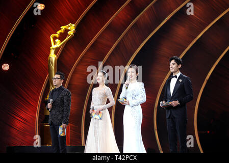 Pechino, Cina. Xiii Apr, 2019. Gli host sono visto durante la cerimonia di apertura del nono Beijing International Film Festival di Pechino, capitale della Cina, 13 aprile 2019. Credito: Ding Hongfa/Xinhua/Alamy Live News Foto Stock