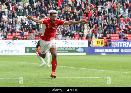 La Valle di Londra, Inghilterra. Il 13 aprile 2019. Lyle Taylor di Charlton Athletic punteggi per renderlo 3-1 e celebra durante il cielo EFL scommettere League 1 match tra Charlton Athletic e il centro di Luton a valle, Londra, Inghilterra il 13 aprile 2019. Foto di Ken scintille. Solo uso editoriale, è richiesta una licenza per uso commerciale. Nessun uso in scommesse, giochi o un singolo giocatore/club/league pubblicazioni. Foto Stock