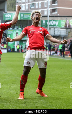 La Valle di Londra, Inghilterra. Il 13 aprile 2019. Lyle Taylor di Charlton Athletic punteggi per renderlo 3-1 e celebra durante il cielo EFL scommettere League 1 match tra Charlton Athletic e il centro di Luton a valle, Londra, Inghilterra il 13 aprile 2019. Foto di Ken scintille. Solo uso editoriale, è richiesta una licenza per uso commerciale. Nessun uso in scommesse, giochi o un singolo giocatore/club/league pubblicazioni. Foto Stock