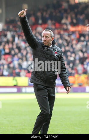 La Valle di Londra, Inghilterra. Il 13 aprile 2019. Charlton Athletic Manager Lee Bowyer saluta i tifosi di casa durante il cielo EFL scommettere League 1 match tra Charlton Athletic e il centro di Luton a valle, Londra, Inghilterra il 13 aprile 2019. Foto di Ken scintille. Solo uso editoriale, è richiesta una licenza per uso commerciale. Nessun uso in scommesse, giochi o un singolo giocatore/club/league pubblicazioni. Foto Stock