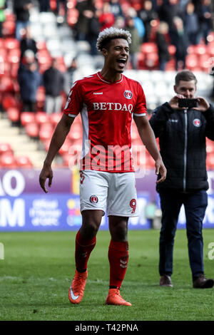 La Valle di Londra, Inghilterra. Il 13 aprile 2019. Lyle Taylor di Charlton Athletic festeggia alla fine della partita durante il cielo EFL scommettere League 1 match tra Charlton Athletic e il centro di Luton a valle, Londra, Inghilterra il 13 aprile 2019. Foto di Ken scintille. Solo uso editoriale, è richiesta una licenza per uso commerciale. Nessun uso in scommesse, giochi o un singolo giocatore/club/league pubblicazioni. Foto Stock