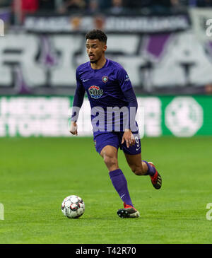 Aue, Germania. Xii Apr, 2019. Calcio: Seconda Bundesliga, Erzgebirge Aue - 1FC Heidenheim, XXIX Giornata nel Sparkassen-Erzgebirgsstadion. Aues Emmanuel Iyoha sulla sfera. Credito: Robert Michael/dpa-Zentralbild/dpa - NOTA IMPORTANTE: In conformità con i requisiti del DFL Deutsche Fußball Liga o la DFB Deutscher Fußball-Bund, è vietato utilizzare o hanno utilizzato fotografie scattate allo stadio e/o la partita in forma di sequenza di immagini e/o video-come sequenze di foto./dpa/Alamy Live News Foto Stock