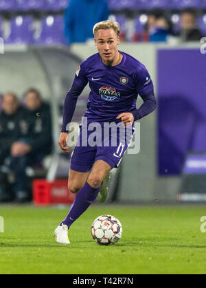 Aue, Germania. Xii Apr, 2019. Calcio: Seconda Bundesliga, Erzgebirge Aue - 1FC Heidenheim, XXIX Giornata nel Sparkassen-Erzgebirgsstadion. Aues Florian Krüger sulla sfera. Credito: Robert Michael/dpa-Zentralbild/dpa - NOTA IMPORTANTE: In conformità con i requisiti del DFL Deutsche Fußball Liga o la DFB Deutscher Fußball-Bund, è vietato utilizzare o hanno utilizzato fotografie scattate allo stadio e/o la partita in forma di sequenza di immagini e/o video-come sequenze di foto./dpa/Alamy Live News Foto Stock