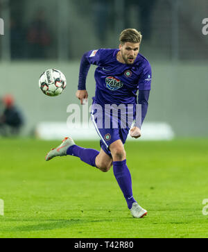 Aue, Germania. Xii Apr, 2019. Calcio: Seconda Bundesliga, Erzgebirge Aue - 1FC Heidenheim, XXIX Giornata nel Sparkassen-Erzgebirgsstadion. Philipp Aues Zulechner sulla sfera. Credito: Robert Michael/dpa-Zentralbild/dpa - NOTA IMPORTANTE: In conformità con i requisiti del DFL Deutsche Fußball Liga o la DFB Deutscher Fußball-Bund, è vietato utilizzare o hanno utilizzato fotografie scattate allo stadio e/o la partita in forma di sequenza di immagini e/o video-come sequenze di foto./dpa/Alamy Live News Foto Stock