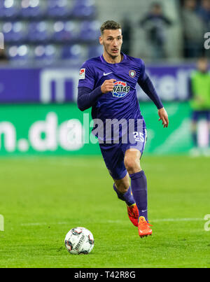 Aue, Germania. Xii Apr, 2019. Calcio: Seconda Bundesliga, Erzgebirge Aue - 1FC Heidenheim, XXIX Giornata nel Sparkassen-Erzgebirgsstadion. Aues Dominik Wydra sulla sfera. Credito: Robert Michael/dpa-Zentralbild/dpa - NOTA IMPORTANTE: In conformità con i requisiti del DFL Deutsche Fußball Liga o la DFB Deutscher Fußball-Bund, è vietato utilizzare o hanno utilizzato fotografie scattate allo stadio e/o la partita in forma di sequenza di immagini e/o video-come sequenze di foto./dpa/Alamy Live News Foto Stock