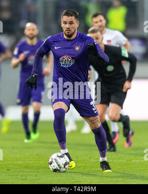 Aue, Germania. Xii Apr, 2019. Calcio: Seconda Bundesliga, Erzgebirge Aue - 1FC Heidenheim, XXIX Giornata nel Sparkassen-Erzgebirgsstadion. Pascal Testroet sulla sfera. Credito: Robert Michael/dpa-Zentralbild/dpa - NOTA IMPORTANTE: In conformità con i requisiti del DFL Deutsche Fußball Liga o la DFB Deutscher Fußball-Bund, è vietato utilizzare o hanno utilizzato fotografie scattate allo stadio e/o la partita in forma di sequenza di immagini e/o video-come sequenze di foto./dpa/Alamy Live News Foto Stock