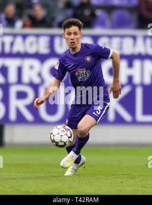 Aue, Germania. Xii Apr, 2019. Calcio: Seconda Bundesliga, Erzgebirge Aue - 1FC Heidenheim, XXIX Giornata nel Sparkassen-Erzgebirgsstadion. Clemens Fandrich sulla sfera. Credito: Robert Michael/dpa-Zentralbild/dpa - NOTA IMPORTANTE: In conformità con i requisiti del DFL Deutsche Fußball Liga o la DFB Deutscher Fußball-Bund, è vietato utilizzare o hanno utilizzato fotografie scattate allo stadio e/o la partita in forma di sequenza di immagini e/o video-come sequenze di foto./dpa/Alamy Live News Foto Stock