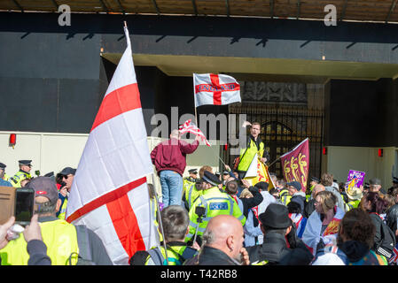 "Vogliamo che il nostro paese indietro', i manifestanti radunati in Piazza del Parlamento al di fuori della sede del parlamento di Westminster arrabbiato con il Regno Unito che non hanno ancora lasciato l'Unione europea. I dimostranti si sentono che il governo del Regno Unito non è conforme con il voto democratico di 17,4 milioni di persone, con molte minacce di violenza deve il sondaggio il voto di non essere rispettato Foto Stock