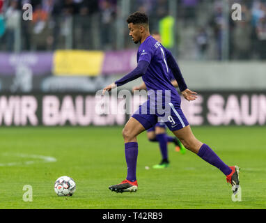 Aue, Germania. Xii Apr, 2019. Calcio: Seconda Bundesliga, Erzgebirge Aue - 1FC Heidenheim, XXIX Giornata nel Sparkassen-Erzgebirgsstadion. Aues Emmanuel Iyoha sulla sfera. Credito: Robert Michael/dpa-Zentralbild/dpa - NOTA IMPORTANTE: In conformità con i requisiti del DFL Deutsche Fußball Liga o la DFB Deutscher Fußball-Bund, è vietato utilizzare o hanno utilizzato fotografie scattate allo stadio e/o la partita in forma di sequenza di immagini e/o video-come sequenze di foto./dpa/Alamy Live News Foto Stock