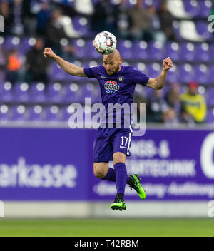 Aue, Germania. Xii Apr, 2019. Calcio: Seconda Bundesliga, Erzgebirge Aue - 1FC Heidenheim, XXIX Giornata nel Sparkassen-Erzgebirgsstadion. Philipp Aues Riese sulla sfera. Credito: Robert Michael/dpa-Zentralbild/dpa - NOTA IMPORTANTE: In conformità con i requisiti del DFL Deutsche Fußball Liga o la DFB Deutscher Fußball-Bund, è vietato utilizzare o hanno utilizzato fotografie scattate allo stadio e/o la partita in forma di sequenza di immagini e/o video-come sequenze di foto./dpa/Alamy Live News Foto Stock