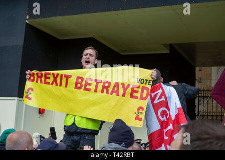 "Vogliamo che il nostro paese indietro', i manifestanti radunati in Piazza del Parlamento al di fuori della sede del parlamento di Westminster arrabbiato con il Regno Unito che non hanno ancora lasciato l'Unione europea. I dimostranti si sentono che il governo del Regno Unito non è conforme con il voto democratico di 17,4 milioni di persone, con molte minacce di violenza deve il sondaggio il voto di non essere rispettato Foto Stock