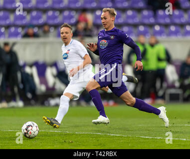 Aue, Germania. Xii Apr, 2019. Calcio: Seconda Bundesliga, Erzgebirge Aue - 1FC Heidenheim, XXIX Giornata nel Sparkassen-Erzgebirgsstadion. Aues Florian Krüger sulla sfera. Credito: Robert Michael/dpa-Zentralbild/dpa - NOTA IMPORTANTE: In conformità con i requisiti del DFL Deutsche Fußball Liga o la DFB Deutscher Fußball-Bund, è vietato utilizzare o hanno utilizzato fotografie scattate allo stadio e/o la partita in forma di sequenza di immagini e/o video-come sequenze di foto./dpa/Alamy Live News Foto Stock