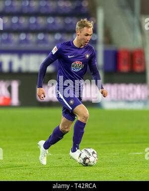 Aue, Germania. Xii Apr, 2019. Calcio: Seconda Bundesliga, Erzgebirge Aue - 1FC Heidenheim, XXIX Giornata nel Sparkassen-Erzgebirgsstadion. Aues Florian Krüger sulla sfera. Credito: Robert Michael/dpa-Zentralbild/dpa - NOTA IMPORTANTE: In conformità con i requisiti del DFL Deutsche Fußball Liga o la DFB Deutscher Fußball-Bund, è vietato utilizzare o hanno utilizzato fotografie scattate allo stadio e/o la partita in forma di sequenza di immagini e/o video-come sequenze di foto./dpa/Alamy Live News Foto Stock