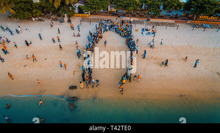 Acrobati spiaggia divertimento a Zanzibar Foto Stock