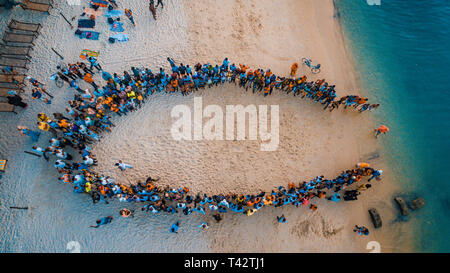 Acrobati spiaggia divertimento a Zanzibar Foto Stock