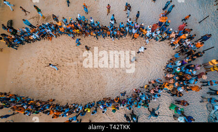 Acrobati spiaggia divertimento a Zanzibar Foto Stock