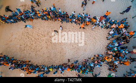 Acrobati spiaggia divertimento a Zanzibar Foto Stock